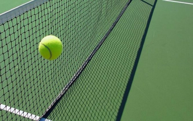 Điều kiện sân và thời tiết có thể ảnh hưởng đáng kể đến hiệu suất của tay vợt